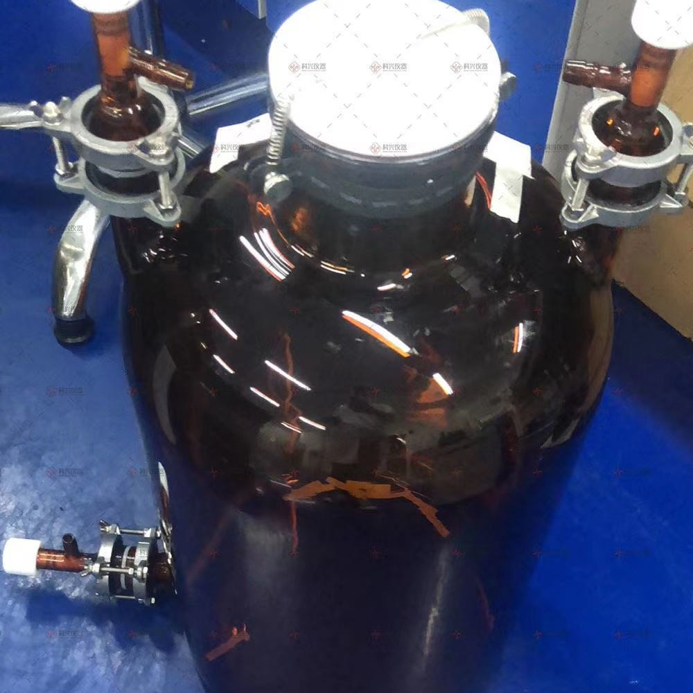 棕色雙層玻璃反應(yīng)釜的作用是什么?
1-200H4110335T2.jpg
棕色雙層玻璃反應(yīng)釜顧名思義就是釜體呈棕色的高硼硅玻璃,其耐腐蝕性強(qiáng)。
在設(shè)計(jì)上以及在造型的方面可以結(jié)合不同的特點(diǎn)。對(duì)于玻璃的厚度以及玻璃瓶的尺寸等等都有一定的要求。所以它的腐蝕性良好。能夠獲得的防火性能也是很強(qiáng)的。所以在挑選玻璃瓶的時(shí)候,可以根據(jù)它的使用的厚度,以及他的耐磨性等方面來(lái)結(jié)合。因此在設(shè)計(jì)上還會(huì)更加合理。我們可以根據(jù)它的整體功能和特點(diǎn),來(lái)選擇不同的類(lèi)型,還可以根據(jù)自己的需求來(lái)挑選不同的尺寸。
為什么試驗(yàn)要用棕色玻璃而不是黑色玻璃呢?
黑色表示入射光完全被吸收而沒(méi)有反射光,因此黑色玻璃瓶就不透明了,使用棕色玻璃瓶的目的之一就是使用者在使用之前就可以觀察到瓶?jī)?nèi)所盛物質(zhì)的狀態(tài)和多少,因此可以有準(zhǔn)備的進(jìn)行取用,避免可能出現(xiàn)的危險(xiǎn)。一些見(jiàn)光敏感的物質(zhì)對(duì)能量較高的光(波長(zhǎng)較短),如藍(lán)色~紫色波段的光很敏感,而對(duì)能量低的紅色光并不敏感,也就是說(shuō),只要濾去可見(jiàn)光中的高能量波段的光就可以避免藥品見(jiàn)光分解了,并不是要濾去所有的可見(jiàn)光。 很多物質(zhì)是見(jiàn)光易分解的物質(zhì),比如濃硝酸,碘化銀,溴化銀,氯化銀,等等。所以這類(lèi)物質(zhì)需用棕色玻璃瓶貯存,防止他們分解,而且還要放在陰涼背光出。 無(wú)色玻璃瓶的可以裝的物質(zhì)就很多了,只要見(jiàn)光不分解,不與二氧化硅(玻璃的主要成分)反應(yīng)就可以用無(wú)色的裝。(注意,氫氟酸用塑料瓶裝) 有些化學(xué)試劑屬于畏光物質(zhì),也就是見(jiàn)光分解,或者受熱易分解的藥品,并將瓶子置于陰涼處,一般將濃 、鹵化銀、氯水、溴水、碘水等存放于棕色瓶中。棕色瓶能吸收絕大多數(shù)可見(jiàn)光,可以將它用于保存畏光物質(zhì)。并非大部分藥品都裝在棕色瓶里,只有AgBr,HNO3等見(jiàn)光易分解的藥品才儲(chǔ)存在棕色玻璃瓶?jī)?nèi)。我司可根據(jù)客戶(hù)實(shí)驗(yàn)要求定制棕色雙層玻璃反應(yīng)釜。
棕色玻璃反應(yīng)釜.jpg